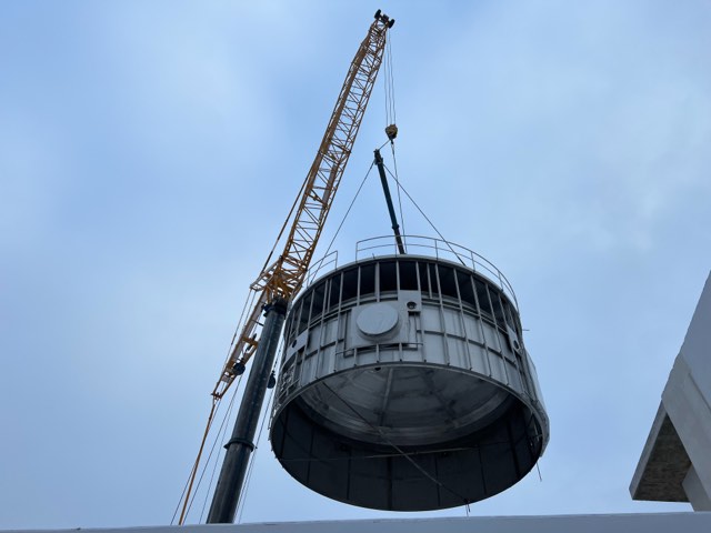 Crane installation of a spray dryer chamber