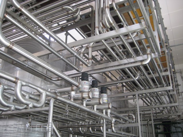 Hygienic piping routed under the ceiling