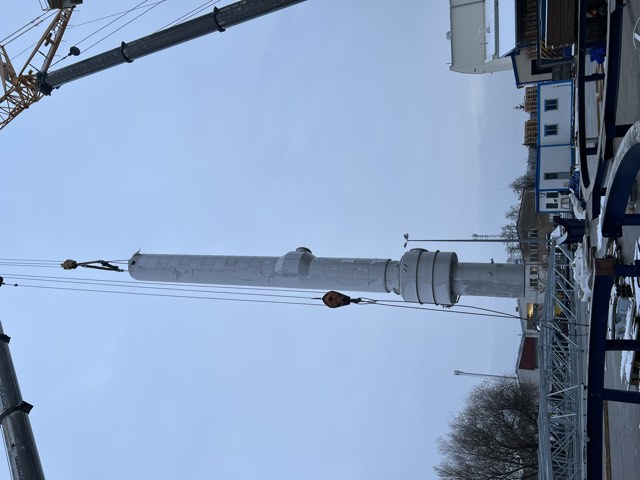 Crane installation of an evaporator column