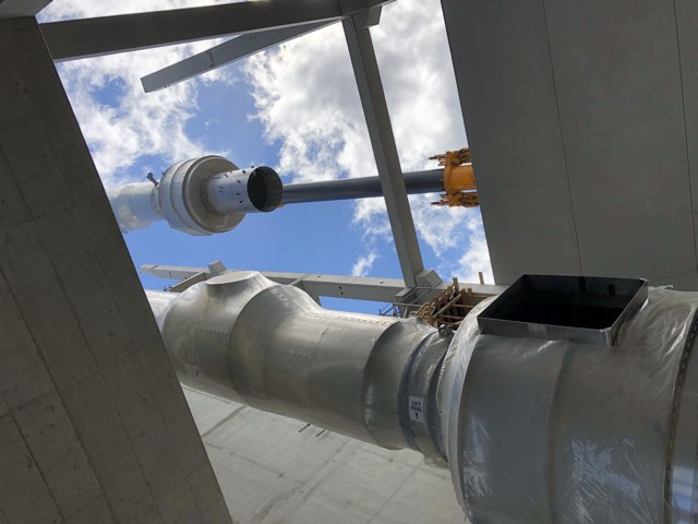 Transporting an evaporator column to the installation site