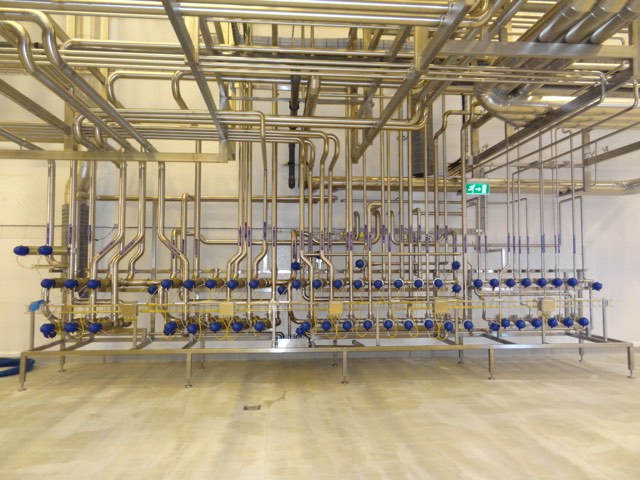 Valve distribution station of a process line
