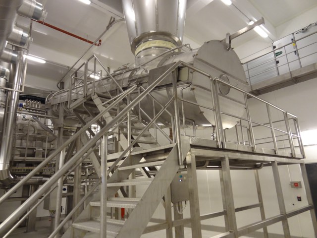 Fluid bed with an access platform